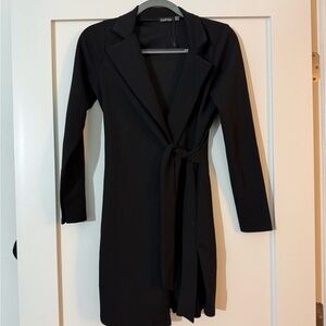 Black wrap blazer dress never
Nerve worn 
US SIZE 6